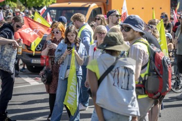ERSTER Mai 2025 Berlin – „Mach dich stark mit uns“: DGB ruft zur Demo auf | Jens Schulze / R-mediabase | <a href=/confor2/?bld=93906&t=d&pst=93880&aid=146&dc=1830&i1=Jens%20Schulze%20/%20R-mediabase><strong>Download Bild 93906...</strong></a> |