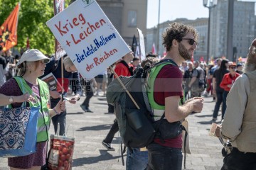 ERSTER Mai 2025 Berlin – „Mach dich stark mit uns“: DGB ruft zur Demo auf | Jens Schulze / R-mediabase | <a href=/confor2/?bld=93894&t=d&pst=93880&aid=146&dc=1830&i1=Jens%20Schulze%20/%20R-mediabase><strong>Download Bild 93894...</strong></a> |
