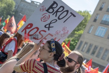 ERSTER Mai 2025 Berlin – „Mach dich stark mit uns“: DGB ruft zur Demo auf | Jens Schulze / R-mediabase | <a href=/confor2/?bld=93887&t=d&pst=93880&aid=146&dc=1829&i1=Jens%20Schulze%20/%20R-mediabase><strong>Download Bild 93887...</strong></a> |