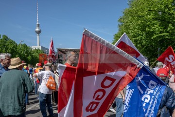 ERSTER Mai 2025 Berlin – „Mach dich stark mit uns“: DGB ruft zur Demo auf | Jens Schulze / R-mediabase | <a href=/confor2/?bld=93915&t=d&pst=93880&aid=146&dc=1831&i1=Jens%20Schulze%20/%20R-mediabase><strong>Download Bild 93915...</strong></a> |