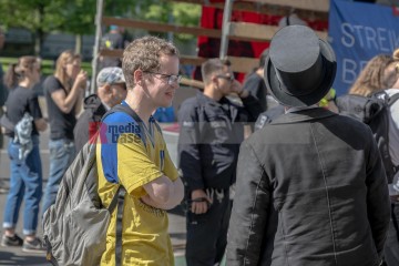 ERSTER Mai 2025 Berlin – „Mach dich stark mit uns“: DGB ruft zur Demo auf | Jens Schulze / R-mediabase | <a href=/confor2/?bld=93904&t=d&pst=93880&aid=146&dc=1830&i1=Jens%20Schulze%20/%20R-mediabase><strong>Download Bild 93904...</strong></a> |