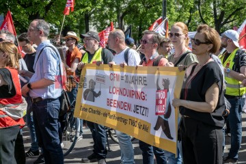 ERSTER Mai 2025 Berlin – „Mach dich stark mit uns“: DGB ruft zur Demo auf | Jens Schulze / R-mediabase | <a href=/confor2/?bld=93899&t=d&pst=93880&aid=146&dc=1830&i1=Jens%20Schulze%20/%20R-mediabase><strong>Download Bild 93899...</strong></a> |