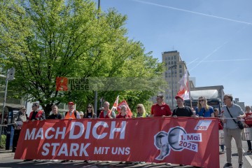 ERSTER Mai 2025 Berlin – „Mach dich stark mit uns“: DGB ruft zur Demo auf | Jens Schulze / R-mediabase | <a href=/confor2/?bld=93907&t=d&pst=93880&aid=146&dc=1830&i1=Jens%20Schulze%20/%20R-mediabase><strong>Download Bild 93907...</strong></a> |