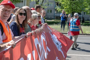 ERSTER Mai 2025 Berlin – „Mach dich stark mit uns“: DGB ruft zur Demo auf | Jens Schulze / R-mediabase | <a href=/confor2/?bld=93966&t=d&pst=93880&aid=146&dc=1834&i1=Jens%20Schulze%20/%20R-mediabase><strong>Download Bild 93966...</strong></a> |