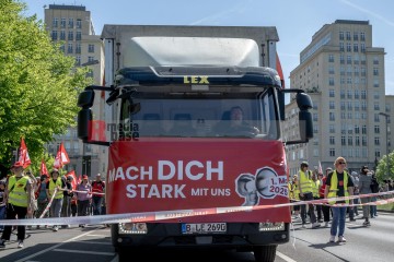 ERSTER Mai 2025 Berlin – „Mach dich stark mit uns“: DGB ruft zur Demo auf | Jens Schulze / R-mediabase | <a href=/confor2/?bld=93903&t=d&pst=93880&aid=146&dc=1830&i1=Jens%20Schulze%20/%20R-mediabase><strong>Download Bild 93903...</strong></a> |