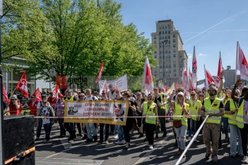 ERSTER Mai 2025 Berlin – „Mach dich stark mit uns“: DGB ruft zur Demo auf | Jens Schulze / R-mediabase | <a href=/confor2/?bld=93964&t=d&pst=93880&aid=146&dc=1834&i1=Jens%20Schulze%20/%20R-mediabase><strong>Download Bild 93964...</strong></a> |