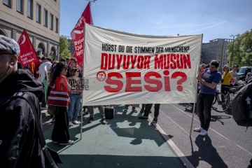 ERSTER Mai 2025 Berlin – „Mach dich stark mit uns“: DGB ruft zur Demo auf | Jens Schulze / R-mediabase | <a href=/confor2/?bld=93893&t=d&pst=93880&aid=146&dc=1830&i1=Jens%20Schulze%20/%20R-mediabase><strong>Download Bild 93893...</strong></a> |