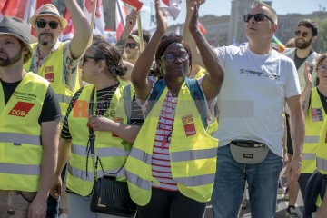 ERSTER Mai 2025 Berlin – „Mach dich stark mit uns“: DGB ruft zur Demo auf | Jens Schulze / R-mediabase | <a href=/confor2/?bld=93921&t=d&pst=93880&aid=146&dc=1831&i1=Jens%20Schulze%20/%20R-mediabase><strong>Download Bild 93921...</strong></a> |