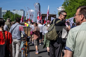ERSTER Mai 2025 Berlin – „Mach dich stark mit uns“: DGB ruft zur Demo auf | Jens Schulze / R-mediabase | <a href=/confor2/?bld=93926&t=d&pst=93880&aid=146&dc=1831&i1=Jens%20Schulze%20/%20R-mediabase><strong>Download Bild 93926...</strong></a> |
