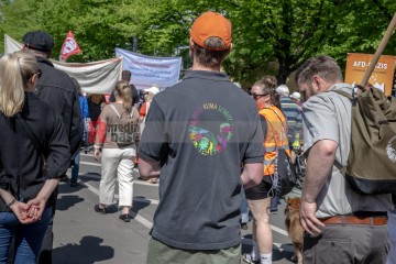 ERSTER Mai 2025 Berlin – „Mach dich stark mit uns“: DGB ruft zur Demo auf | Jens Schulze / R-mediabase | <a href=/confor2/?bld=93909&t=d&pst=93880&aid=146&dc=1831&i1=Jens%20Schulze%20/%20R-mediabase><strong>Download Bild 93909...</strong></a> |