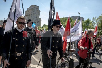 ERSTER Mai 2025 Berlin – „Mach dich stark mit uns“: DGB ruft zur Demo auf | Jens Schulze / R-mediabase | <a href=/confor2/?bld=93920&t=d&pst=93880&aid=146&dc=1831&i1=Jens%20Schulze%20/%20R-mediabase><strong>Download Bild 93920...</strong></a> |