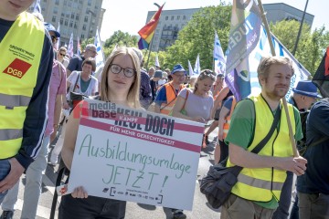 ERSTER Mai 2025 Berlin – „Mach dich stark mit uns“: DGB ruft zur Demo auf | Jens Schulze / R-mediabase | <a href=/confor2/?bld=93974&t=d&pst=93880&aid=146&dc=1834&i1=Jens%20Schulze%20/%20R-mediabase><strong>Download Bild 93974...</strong></a> |