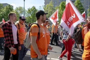ERSTER Mai 2025 Berlin – „Mach dich stark mit uns“: DGB ruft zur Demo auf | Jens Schulze / R-mediabase | <a href=/confor2/?bld=93969&t=d&pst=93880&aid=146&dc=1834&i1=Jens%20Schulze%20/%20R-mediabase><strong>Download Bild 93969...</strong></a> |