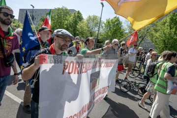 ERSTER Mai 2025 Berlin – „Mach dich stark mit uns“: DGB ruft zur Demo auf | Jens Schulze / R-mediabase | <a href=/confor2/?bld=93967&t=d&pst=93880&aid=146&dc=1834&i1=Jens%20Schulze%20/%20R-mediabase><strong>Download Bild 93967...</strong></a> |