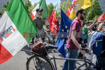 ERSTER Mai 2025 Berlin – „Mach dich stark mit uns“: DGB ruft zur Demo auf | Jens Schulze / R-mediabase | <a href=/confor2/?bld=93972&t=d&pst=93880&aid=146&dc=1834&i1=Jens%20Schulze%20/%20R-mediabase><strong>Download Bild 93972...</strong></a> |