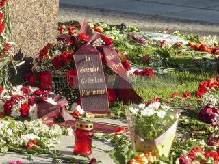 80. Jahrestag der Befreiung – Gedenken am sowjetischen Ehrenmal im Treptower Park | Rudi Denner/R-mediabase / R-mediabase | <a href=/confor2/?bld=94395&t=d&pst=94374&aid=86&dc=1343&i1=Rudi%20Denner/R-mediabase%20/%20R-mediabase><strong>Download Bild 94395...</strong></a>  |