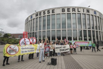 Friedens- und Klimabewegung empfangen gemeinsam die Delegierten zum SPD-Parteitag | Rudi Denner/R-mediabase / R-mediabase | <a href=/confor2/?bld=94711&t=d&pst=94709&aid=86&dc=2225&i1=Rudi%20Denner/R-mediabase%20/%20R-mediabase><strong>Download Bild 94711...</strong></a> |