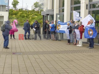 Friedens- und Klimabewegung empfangen gemeinsam die Delegierten zum SPD-Parteitag | Rudi Denner/R-mediabase / R-mediabase | <a href=/confor2/?bld=94712&t=d&pst=94709&aid=86&dc=2225&i1=Rudi%20Denner/R-mediabase%20/%20R-mediabase><strong>Download Bild 94712...</strong></a> |