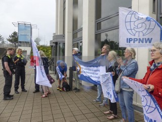 Friedens- und Klimabewegung empfangen gemeinsam die Delegierten zum SPD-Parteitag | Rudi Denner/R-mediabase / R-mediabase | <a href=/confor2/?bld=94714&t=d&pst=94709&aid=86&dc=2225&i1=Rudi%20Denner/R-mediabase%20/%20R-mediabase><strong>Download Bild 94714...</strong></a> |