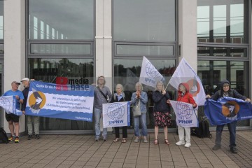 Friedens- und Klimabewegung empfangen gemeinsam die Delegierten zum SPD-Parteitag | Rudi Denner/R-mediabase / R-mediabase | <a href=/confor2/?bld=94715&t=d&pst=94709&aid=86&dc=2225&i1=Rudi%20Denner/R-mediabase%20/%20R-mediabase><strong>Download Bild 94715...</strong></a> |