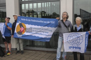 Friedens- und Klimabewegung empfangen gemeinsam die Delegierten zum SPD-Parteitag | Rudi Denner/R-mediabase / R-mediabase | <a href=/confor2/?bld=94716&t=d&pst=94709&aid=86&dc=2225&i1=Rudi%20Denner/R-mediabase%20/%20R-mediabase><strong>Download Bild 94716...</strong></a> |