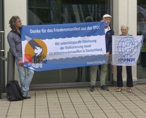 Friedens- und Klimabewegung empfangen gemeinsam die Delegierten zum SPD-Parteitag | Rudi Denner/R-mediabase / R-mediabase | <a href=/confor2/?bld=94717&t=d&pst=94709&aid=86&dc=2225&i1=Rudi%20Denner/R-mediabase%20/%20R-mediabase><strong>Download Bild 94717...</strong></a> |