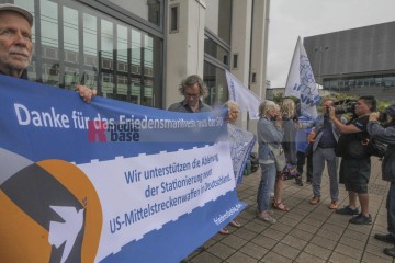 Friedens- und Klimabewegung empfangen gemeinsam die Delegierten zum SPD-Parteitag | Rudi Denner/R-mediabase / R-mediabase | <a href=/confor2/?bld=94718&t=d&pst=94709&aid=86&dc=2225&i1=Rudi%20Denner/R-mediabase%20/%20R-mediabase><strong>Download Bild 94718...</strong></a> |