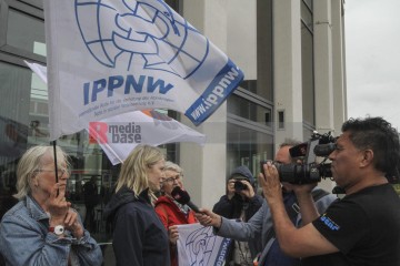 Friedens- und Klimabewegung empfangen gemeinsam die Delegierten zum SPD-Parteitag | Rudi Denner/R-mediabase / R-mediabase | <a href=/confor2/?bld=94720&t=d&pst=94709&aid=86&dc=2225&i1=Rudi%20Denner/R-mediabase%20/%20R-mediabase><strong>Download Bild 94720...</strong></a> |