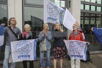 Friedens- und Klimabewegung empfangen gemeinsam die Delegierten zum SPD-Parteitag | Rudi Denner/R-mediabase / R-mediabase | <a href=/confor2/?bld=94721&t=d&pst=94709&aid=86&dc=2225&i1=Rudi%20Denner/R-mediabase%20/%20R-mediabase><strong>Download Bild 94721...</strong></a> |