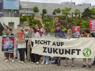 Friedens- und Klimabewegung empfangen gemeinsam die Delegierten zum SPD-Parteitag | Rudi Denner/R-mediabase / R-mediabase | <a href=/confor2/?bld=94722&t=d&pst=94709&aid=86&dc=2225&i1=Rudi%20Denner/R-mediabase%20/%20R-mediabase><strong>Download Bild 94722...</strong></a> |