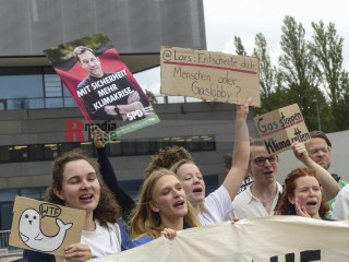 Friedens- und Klimabewegung empfangen gemeinsam die Delegierten zum SPD-Parteitag | Rudi Denner/R-mediabase / R-mediabase | <a href=/confor2/?bld=94724&t=d&pst=94709&aid=86&dc=2225&i1=Rudi%20Denner/R-mediabase%20/%20R-mediabase><strong>Download Bild 94724...</strong></a> |