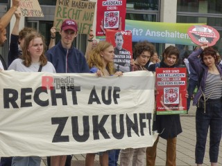 Friedens- und Klimabewegung empfangen gemeinsam die Delegierten zum SPD-Parteitag | Rudi Denner/R-mediabase / R-mediabase | <a href=/confor2/?bld=94723&t=d&pst=94709&aid=86&dc=2225&i1=Rudi%20Denner/R-mediabase%20/%20R-mediabase><strong>Download Bild 94723...</strong></a> |