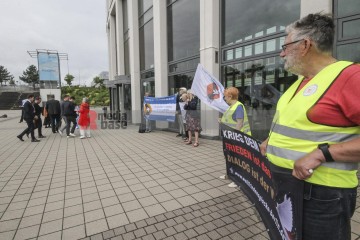 Friedens- und Klimabewegung empfangen gemeinsam die Delegierten zum SPD-Parteitag | Rudi Denner/R-mediabase / R-mediabase | <a href=/confor2/?bld=94725&t=d&pst=94709&aid=86&dc=2226&i1=Rudi%20Denner/R-mediabase%20/%20R-mediabase><strong>Download Bild 94725...</strong></a> |
