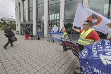Friedens- und Klimabewegung empfangen gemeinsam die Delegierten zum SPD-Parteitag | Rudi Denner/R-mediabase / R-mediabase | <a href=/confor2/?bld=94726&t=d&pst=94709&aid=86&dc=2226&i1=Rudi%20Denner/R-mediabase%20/%20R-mediabase><strong>Download Bild 94726...</strong></a> |