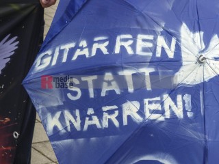 Friedens- und Klimabewegung empfangen gemeinsam die Delegierten zum SPD-Parteitag | Rudi Denner/R-mediabase / R-mediabase | <a href=/confor2/?bld=94728&t=d&pst=94709&aid=86&dc=2226&i1=Rudi%20Denner/R-mediabase%20/%20R-mediabase><strong>Download Bild 94728...</strong></a> |