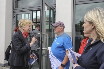 Friedens- und Klimabewegung empfangen gemeinsam die Delegierten zum SPD-Parteitag | Rudi Denner/R-mediabase / R-mediabase | <a href=/confor2/?bld=94729&t=d&pst=94709&aid=86&dc=2226&i1=Rudi%20Denner/R-mediabase%20/%20R-mediabase><strong>Download Bild 94729...</strong></a> |