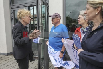 Friedens- und Klimabewegung empfangen gemeinsam die Delegierten zum SPD-Parteitag | Rudi Denner/R-mediabase / R-mediabase | <a href=/confor2/?bld=94730&t=d&pst=94709&aid=86&dc=2226&i1=Rudi%20Denner/R-mediabase%20/%20R-mediabase><strong>Download Bild 94730...</strong></a> |