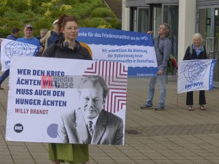 Friedens- und Klimabewegung empfangen gemeinsam die Delegierten zum SPD-Parteitag | Rudi Denner/R-mediabase / R-mediabase | <a href=/confor2/?bld=94731&t=d&pst=94709&aid=86&dc=2226&i1=Rudi%20Denner/R-mediabase%20/%20R-mediabase><strong>Download Bild 94731...</strong></a> |