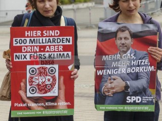 Friedens- und Klimabewegung empfangen gemeinsam die Delegierten zum SPD-Parteitag | Rudi Denner/R-mediabase / R-mediabase | <a href=/confor2/?bld=94732&t=d&pst=94709&aid=86&dc=2226&i1=Rudi%20Denner/R-mediabase%20/%20R-mediabase><strong>Download Bild 94732...</strong></a> |