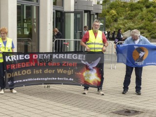 Friedens- und Klimabewegung empfangen gemeinsam die Delegierten zum SPD-Parteitag | Rudi Denner/R-mediabase / R-mediabase | <a href=/confor2/?bld=94733&t=d&pst=94709&aid=86&dc=2226&i1=Rudi%20Denner/R-mediabase%20/%20R-mediabase><strong>Download Bild 94733...</strong></a> |