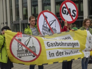 Friedens- und Klimabewegung empfangen gemeinsam die Delegierten zum SPD-Parteitag | Rudi Denner/R-mediabase / R-mediabase | <a href=/confor2/?bld=94734&t=d&pst=94709&aid=86&dc=2226&i1=Rudi%20Denner/R-mediabase%20/%20R-mediabase><strong>Download Bild 94734...</strong></a> |