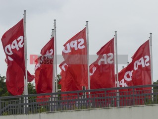 Friedens- und Klimabewegung empfangen gemeinsam die Delegierten zum SPD-Parteitag | Rudi Denner/R-mediabase / R-mediabase | <a href=/confor2/?bld=94738&t=d&pst=94709&aid=86&dc=2226&i1=Rudi%20Denner/R-mediabase%20/%20R-mediabase><strong>Download Bild 94738...</strong></a> |