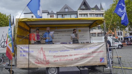 Zum Antikriegstag 2025 in Köln: Frieden schaffen, Aufrüstung s | jovofoto | <a href=/confor2/?bld=95439&t=d&pst=95437&aid=23&dc=1535&i1=jovofoto><strong>Download Bild 95439...</strong></a> |