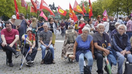 Zum Antikriegstag 2025 in Köln: Frieden schaffen, Aufrüstung s | jovofoto | <a href=/confor2/?bld=95441&t=d&pst=95437&aid=23&dc=1535&i1=jovofoto><strong>Download Bild 95441...</strong></a> |