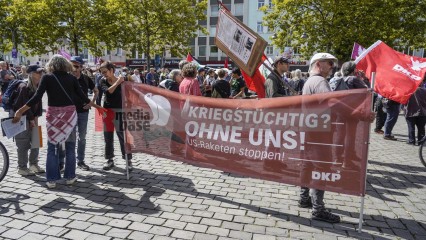 Zum Antikriegstag 2025 in Köln: Frieden schaffen, Aufrüstung s | jovofoto | <a href=/confor2/?bld=95442&t=d&pst=95437&aid=23&dc=1535&i1=jovofoto><strong>Download Bild 95442...</strong></a> |