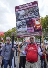 Zum Antikriegstag 2025 in Köln: Frieden schaffen, Aufrüstung s | jovofoto | <a href=/confor2/?bld=95443&t=d&pst=95437&aid=23&dc=1535&i1=jovofoto><strong>Download Bild 95443...</strong></a> |