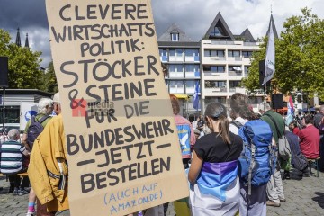 Zum Antikriegstag 2025 in Köln: Frieden schaffen, Aufrüstung s | jovofoto | <a href=/confor2/?bld=95445&t=d&pst=95437&aid=23&dc=1535&i1=jovofoto><strong>Download Bild 95445...</strong></a> |