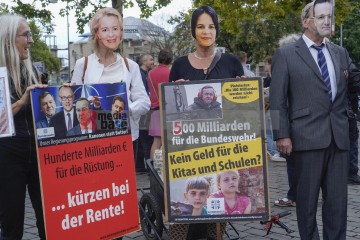 Zum Antikriegstag 2025 in Köln: Frieden schaffen, Aufrüstung s | jovofoto | <a href=/confor2/?bld=95449&t=d&pst=95437&aid=23&dc=1535&i1=jovofoto><strong>Download Bild 95449...</strong></a> |