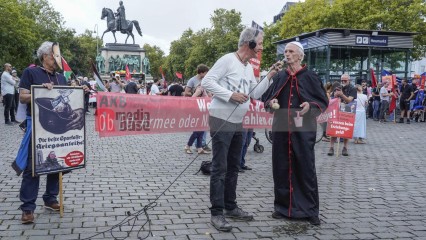 Zum Antikriegstag 2025 in Köln: Frieden schaffen, Aufrüstung s | jovofoto | <a href=/confor2/?bld=95451&t=d&pst=95437&aid=23&dc=1535&i1=jovofoto><strong>Download Bild 95451...</strong></a> |