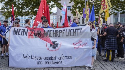 Zum Antikriegstag 2025 in Köln: Frieden schaffen, Aufrüstung s | jovofoto | <a href=/confor2/?bld=95452&t=d&pst=95437&aid=23&dc=1535&i1=jovofoto><strong>Download Bild 95452...</strong></a> |